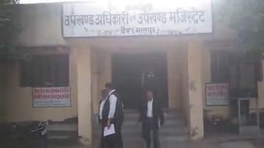 राजस्व न्यायालय वैर में निर्धारित समय के बाद अधिवक्ताओं को तारीख नहीं देने पर अधिवक्ताओं ने एसडीओ से नाराजगी जाहिर की