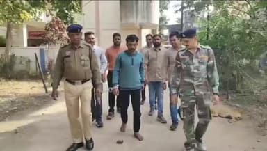 धमतरी: सराफा दुकान में गोलीकांड का ईनामी मास्टर माइंड गिरफ्तार, पुलिस ने किया खुलासा, बस से भाग रहा था बदमाश