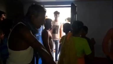 কাটোয়া ১: গাঙ্গুলিডাঙ্গা শিশু শিক্ষা কেন্দ্রের শিক্ষিকার বিরুদ্ধে স্কুলের চাল সহ বিভিন্ন সামগ্রী চুরির অভিযোগে উত্তেজনা, বিক্ষোভ