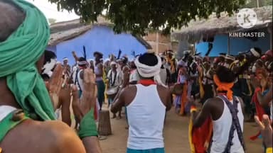 पथरगामा: पथरगामा में करम पूजा के अवसर पर पारंपरिक संथाली नृत्य करते समाज के लोग