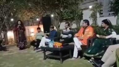 गाडरवारा: फिल्म अभिनेता आशुतोष राणा के बीच सुश्री श्रुति सोनी ने कविता गाई, पूर्व विधायक साधना स्थापक ने की प्रशंसा