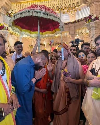 बॉलीवुड एक्टर संजय दत्त ने शंकराचार्य स्वामी अविमुक्तेश्वरानंद महाराज के शरण में पहुंचे।