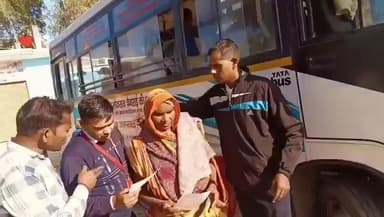 लहरपुर: लहरपुर क्षेत्र के ग्राम मदारपुर में आंख अस्पताल के सौजन्य से आयोजित किया गया निशुल्क नेत्र चिकित्सा शिविर