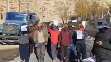 हंगरंग: ज़िला के का नामक जगह पर BRO के मजदूरों ने अपनी मांगों को लेकर केंद्र सरकार के खिलाफ निकाली रोष रैली, की नारेबाज़ी