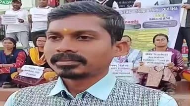 ବାଲିଗୁଡା: ବାଲିଗୁଡା ରେ ଆର୍ଦଶ ବିଦ୍ୟାଳୟ ରେ 13ଦଫା ଦାବି ନେଇ କଳା ବ୍ୟାଜ୍ ପରିଧାନ ରି କାଯ୍ୟ ରେ ଯୋଗ ଗୁରବାର ଦିନରେ 4ଦିନରେ ପହଞ୍ଚିଛି