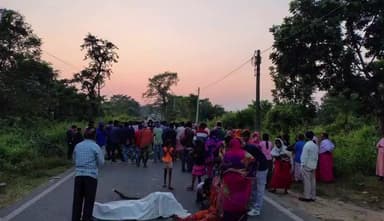 कलियासोल: कलियासोल मुख्य मार्ग पर सड़क दुर्घटना में घायल व्यक्ति की अस्पताल में मौत, मुआवजे की मांग को लेकर सड़क पर शव रखा