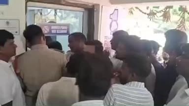 జడ్చర్ల: జడ్చర్ల పోలీస్ స్టేషన్ లో ఉద్రిక్తత.
ఎస్సై జయప్రకాశ్ రెడ్డి కి భూత్పూర్ మండల ప్రెసిడెంట్ శ్రీనివాస్ మధ్య వాగ్వాదం....