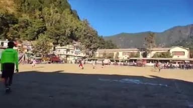 जोशियाड़ा: रामलीला मैदान में पर्वतारोही स्व. सविता व स्व. नौमी की स्मृति में आयोजित फुटबॉल टूर्नामेंट प्रतियोगिता का शुभारंभ