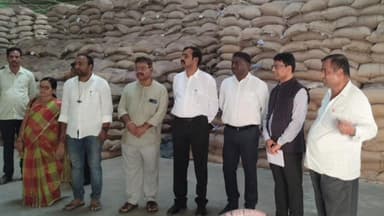 ಜೇವರ್ಗಿ: ಪಟ್ಟಣದ ಆಹಾರ ಧಾನ್ಯಗಳ ಉಗ್ರಾಣಕ್ಕೆ ಅನಿರೀಕ್ಷಿತ ಭೇಟಿ ನೀಡಿದ ಆಹಾರ ಆಯೋಗ ಸದಸ್ಯ ಲಿಂಗರಾಜ ಕೋಟೆ