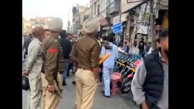 ਜਲੰਧਰ 1: ਜਲੰਧਰ ਦੇ ਭਗਵਾਨ ਵਾਲਮੀਕੀ ਚੌਂਕ ਤੋਂ ਲੈ ਬਸਤੀ ਅੱਡਾ ਚੌਂਕ ਤੱਕ ਪੁਲਿਸ ਨੇ ਸੜਕਾਂ ਤੇ ਖੜੇ ਵਾਹਨਾਂ ਦੇ ਕਿਤੇ ਚਲਾਨ