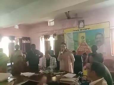 चाईबासा सदर प्रखंड अंतर्गत सिम्बिया पंचायत भवन में शिविर कार्यक्रम आयोजित किया गया था।