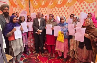 ਸੰਗਰੂਰ: 102 ਲਾਭਪਾਤਰੀਆਂ ਨੂੰ ਪੱਕੇ ਮਕਾਨਾਂ ਲਈ ਦੋ ਕਰੋੜ 55 ਲੱਖ ਰੁਪਏ ਦੇ ਚੈੱਕ ਬਰਿੰਦਰ ਕੁਮਾਰ ਗੋਇਲ ਕੈਬਨਟ ਮੰਤਰੀ ਵੱਲੋਂ ਵੰਡੇ ਗਏ।