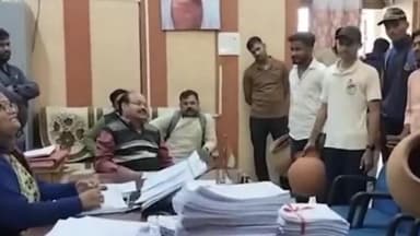 रायगढ़: रायगढ़ डिग्री कॉलेज में पानी की समस्या को लेकर एनएसयूआई ने मटकियों के साथ किया अनोखा प्रदर्शन