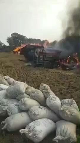 कोरांव: पिपराव में थ्रेसरिंग करते समय ट्रैक्टर और थ्रेसर धू-धू कर जल गए, चार बीघे की धान भी जली, पुलिस लेखपाल ने किया निरीक्षण