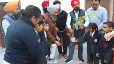ਖਰੜ: ਕੁਰਾਲੀ ਵਿਖੇ ਆਮ ਆਦਮੀ ਬੁਲਾਰੇ ਬੱਬੀ ਬਾਦਲ ਨੇ 350ਵੇਂ ਸ਼ਹੀਦੀ ਦਿਹਾੜੇ ਨੂੰ ਮੁੱਖ ਰੱਖਦੇ ਸਕੂਲ ਵਿੱਚ ਲਗਾਏ ਬੂਟੇ