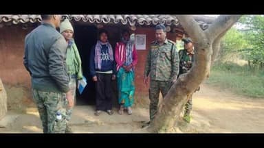 मुरहू: मुरहू पुलिस ने अभियुक्त के घर पर इश्तेहार चिपकाया