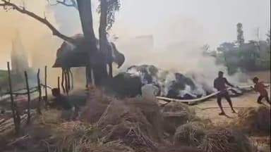 सिमरिया: उपकापानी गांव के खलिहान में लगी आग, लोगों ने कड़ी मशक्कत के बाद आग पर पाया काबू