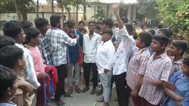 మొగుళ్లపల్లి: బాలుర వసతిగృహ విద్యార్థుల సమస్యలను అడిగి తెలుసుకున్న వీసీకే రాష్ట్ర యూత్ అధ్యక్షులు అనిల్