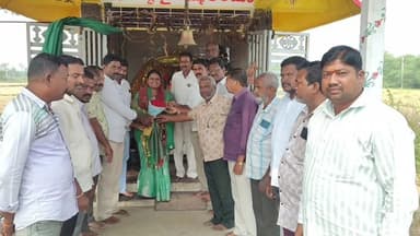 ధర్మారం: డాక్టరేట్ పొందిన రైతుబిడ్డ ఘనంగా సన్మానించిన కట్ట మైసమ్మ ఆలయ కమిటీ నిర్వాహకులు