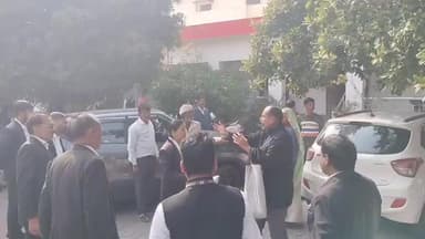 #झांसी कलेक्ट्रेट परिसर बना अखाड़ा
✍️कलेक्ट्रेट में महिला वकील ने एक व्यक्ति को जूते से पीटा