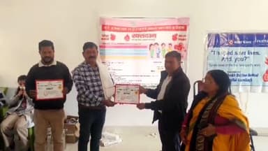 दाड़ी: स्वास्थ्य केंद्र चरही में लगे शिविर में रक्तदान करते मुखिया देवकी महतो