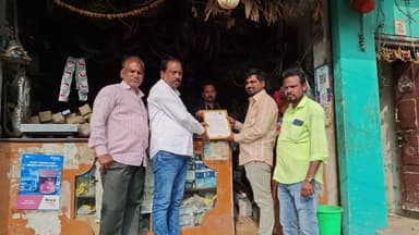 మెట్పల్లి: దుకాణ యాజమాన్యులకు ఆన్లైన్లో తమ ఫోన్ లో రెన్యువల్ ఫీజు కట్టుకోవడానికి అవగాహన కల్పించిన-మెట్పల్లి కమిషనర్...