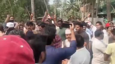 నరసాపురం: పట్టణంలో సేకరించిన చెత్తను రుస్తుంబాద్లో పారవేతపై స్థానికుల ఆందోళన