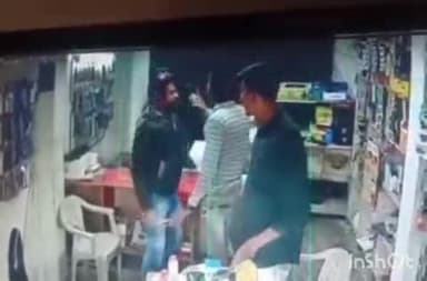 मेहदावल: पड़रिया चौराहे पर मोबाइल की दुकान में युवकों ने मचाया उत्पात, वीडियो हुआ वायरल