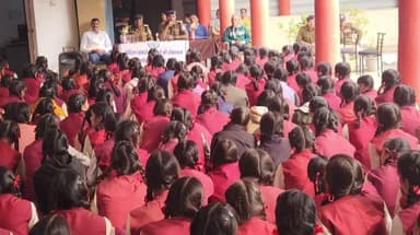 इछावर: इछावर में पुलिस ने स्कूलों में किया कार्यक्रम आयोजित, थाना प्रभारी ने किया संबोधित व जागरूक