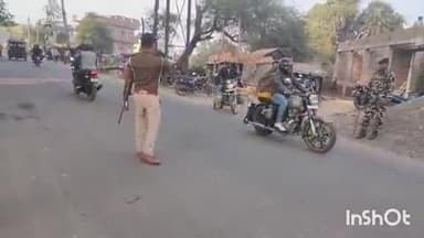 शंभूगंज: शंभूगंज बाजार में पुलिस ने चलाया वाहन जांच अभियान, बिना हेलमेट वालों को लगाई फटकार