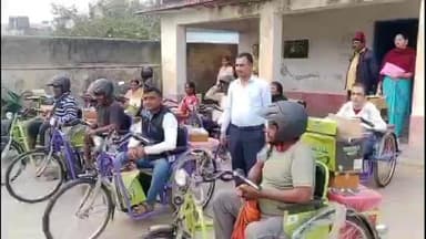 हरनौत: प्रखंड कार्यालय परिसर में 24 दिव्यांग लाभुकों के बीच बैटरी चालित साइकिल वितरित की गई