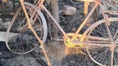 লক্ষীপুৰ: জলেশ্বৰ ৰৌৱাৰভিটাত বিধ্বংসী অগ্নিকাণ্ডত ভস্মীভূত দুটাকৈ গৃহ,নগদ ১লাখ ২০ হাজাৰ টকা সহ গুৰুত্বপূৰ্ণ নথিপত্ৰ