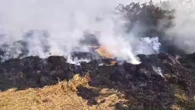 टंडवा: फुलवरिया गांव में खलिहान में अचानक लगी आग, लोगों ने घंटों मशक्कत के बाद आग पर पाया काबू