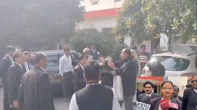 झांसी कलेक्ट्रेट में हुई मारपीट, वीडियो वायरल, महिला अधिवक्ता ने नवाबाद थाने में की शिकायत #collectrate #JhansiPolice #j...