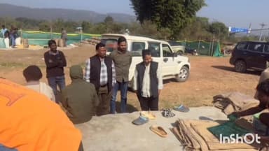 शंकरगढ़: रेहड़ा धान खरीदी केंद्र पहुंचे कांग्रेस के कार्यकर्ता, किसानों से की बातचीत