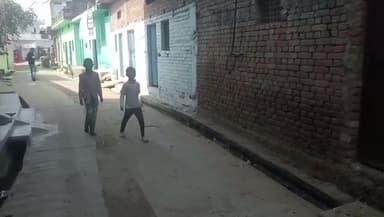 महाराजपुर: गढ़ीमलहरा वार्ड नंबर 2 में लटक रहा बिजली का तार, विद्युत विभाग नहीं दे रहा ध्यान