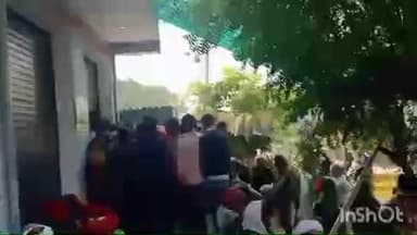 पीपलू: कस्बे के यूरिया उर्वरक विक्रेताओं की दुकानों पर किसानों की भीड़ उमड़ी