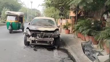 વટવા: પ્રહલાદ નગર ગાર્ડન પાસે કારમાં આગ લાગી,ચાલકનો બચાવ