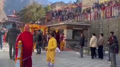 जोशीमठ: आदि गुरु शंकराचार्य जी की गद्दी पहुंची ज्योतिर्मठ नृसिंह मंदिर, पुष्प वर्षा से भक्तों ने किया स्वागत