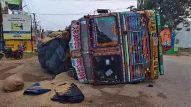 నూతనకల్: నూతనకల్ అంబేద్కర్ చౌరస్తా సమీపంలో లారి బోల్తా