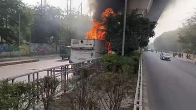 #नोएडा में चलते वाहन में लगी भीषण आग
चालक ने कूदकर बचाई अपनी जान आग लगने से मचा हड़कंप मौके पर पहुँची पुलिस फायर की टी...