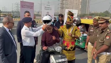 #नोएडा में ट्रैफ़िक पुलिस ने ट्रैफ़िक नियमों के प्रति यात्रियों को किया जागरूक
बिना हेलमेट चल रहे वाहन चालकों को रोका ग...
