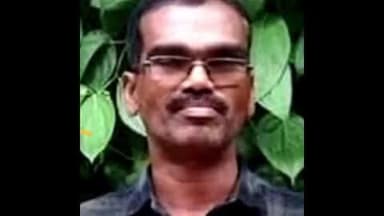 ഹൊസ്ദുർഗ്: പിലിക്കോട് സ്വദേശിയായ വാർപ്പ് മേസ്ത്രിയെ റെയിൽവെ പാളത്തിനു സമീപത്തെ മരത്തിൽ തൂങ്ങിമരിച്ച നിലയിൽ കണ്ടെത്തി