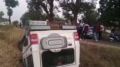 पेण्ड्रा रोड गौरेला: कोरबा से अमरकंटक होते हुए मैहर जा रही अर्टिगा कार और बोलेरो में हुई टक्कर, बोलेरो पलटी ग्राम ने का मामला