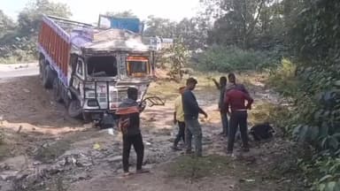 कोडरमा घाटी में सड़क दुर्घटना में घायल लोगो की मदद देवदूत बनकर करते सागर गिरी___