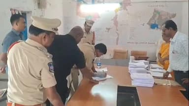 బోధన్: ఎన్నికల నామినేషన్ ప్రక్రియ నేపథ్యంలో బినోల గ్రామ నామినేషన్ కేంద్రాన్ని పరిశీలించిన సిపి సాయి చైతన్య