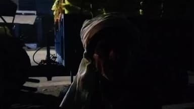 नगर: डीग चुंगी पास खाद के कट्टों से भरे ट्रैक्टर से इकट्ठे हुए लोगों को सहकारी समिति ने उतरवाया, वीडियो हुआ वायरल