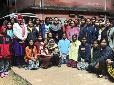 ठेठईटांगर: डीसी ने आवासीय बालिका विद्यालयों का औचक निरीक्षण किया