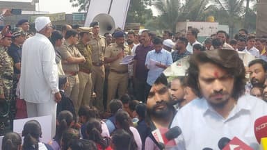 आविष्कार भुसे समर्थक यांच्या कडून बालिकेला न्याय मिळावा म्हणून महामार्गावर आंदोलन SHARP NEWS