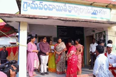 రాయపర్తి: జిల్లా పరిశీలకులు నామినేషన్ కేంద్రాలను అధికారులతో కలిసి క్షేత్రస్థాయిలో సందర్శించారు